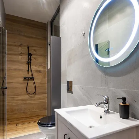 Apartment Luxury 3br Penthouse With Artistic Deco & Terrace