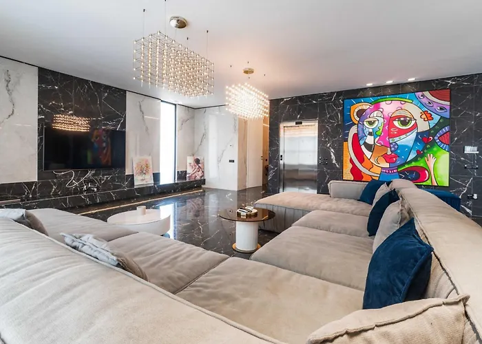 Luxury 3br Penthouse With Artistic Deco & Terrace *