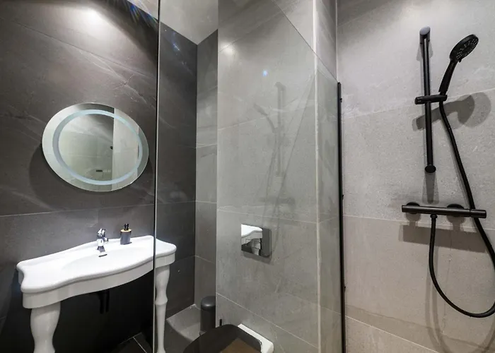 Luxury 3br Penthouse With Artistic Deco & Terrace *