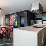Luxury 3br Penthouse With Artistic Deco & Terrace Διαμέρισμα *