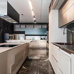 Luxury 3br Penthouse With Artistic Deco & Terrace Apartament