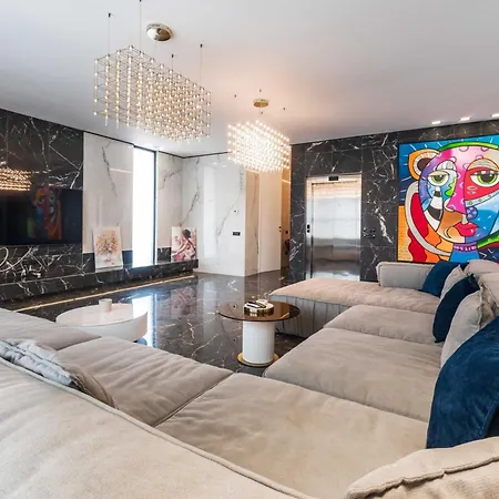 Luxury 3br Penthouse With Artistic Deco & Terrace *