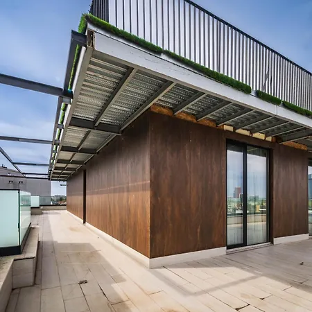 Luxury 3br Penthouse With Artistic Deco & Terrace דירה