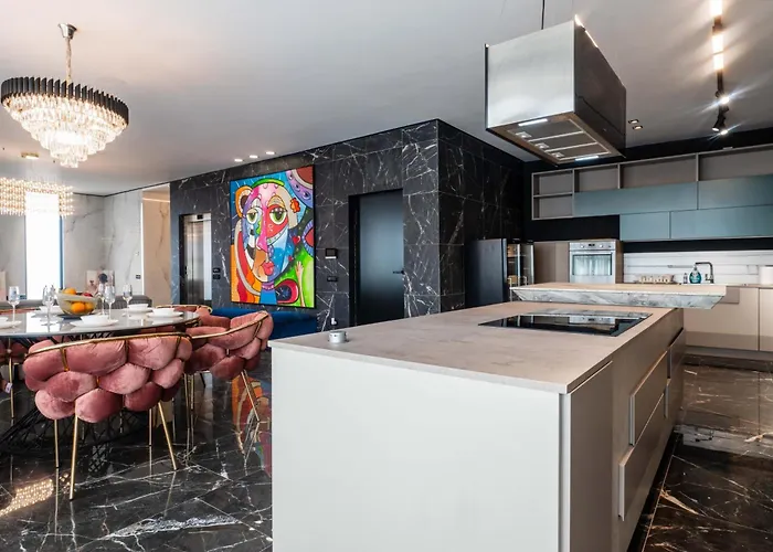 Luxury 3br Penthouse With Artistic Deco & Terrace Apartment *