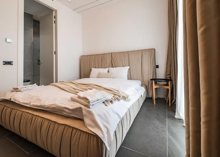 Apartment Luxury 3br Penthouse With Artistic Deco & Terrace