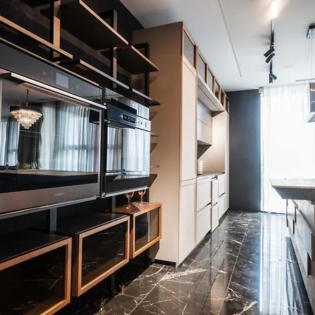 Luxury 3br Penthouse With Artistic Deco & Terrace *